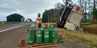 Caminhão carregado com cilindros de oxigênio tomba em rodovia