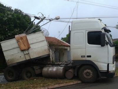 Caminhão bate em casa e derruba poste