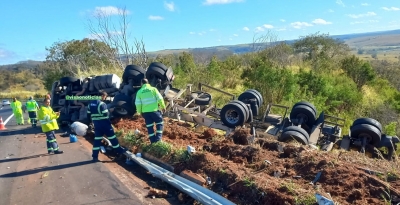 Carreta carregada com farinha tomba na SP-294