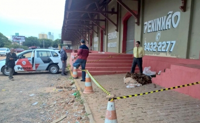 Polícia identifica homem morto no centro. Câmeras de segurança podem identificar criminoso