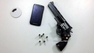 PORTE ILEGAL: Jovem é preso com arma de fogo