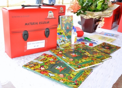 Alunos das Emefs recebem kit de material escolar