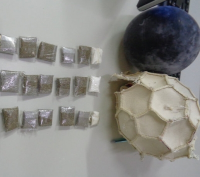 Mãe envia drogas em bola de futebol para o filho preso 