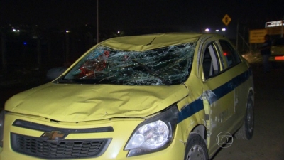 Táxi é jogado nas pedras após invadir pista de aeroporto