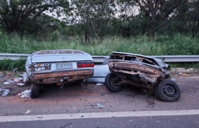 BR-153: carro parte ao meio após bater de frente com caminhão