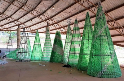 Comércio terá 15 árvores de garrafas plásticas como atração