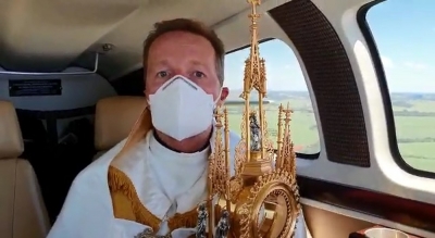 Padre usa avião para jogar água benta e abençoar a população