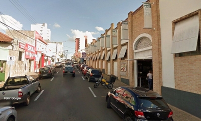 Mulher é presa após furtar bolsa de idosa no centro de Marília