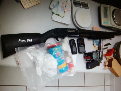 Mulher é presa pela DIG com armas e drogas