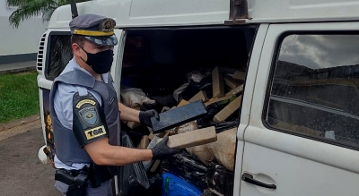 Kombi é apreendida transportando mais de uma toneladas de drogas