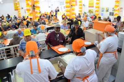 Estado tem 72 horas para retomar gratuidade do Bom Prato a pessoas em situação de rua