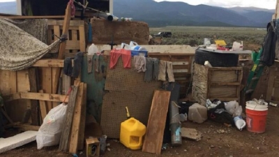 Polícia encontra 11 crianças famintas em barraco em deserto nos EUA