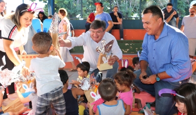 Prefeito Daniel faz entrega de 18,5 mil ovos de  Páscoa para alunos