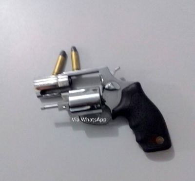 Comerciante é preso com revólver de jornalista