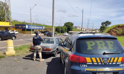 Denúncias levam PRF a prender motorista acusado de embriaguez na BR-153, em Marília