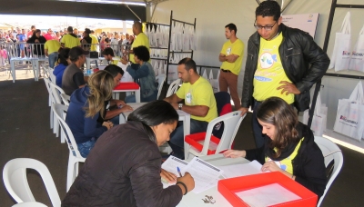 Marilienses assinam contratos da casa própria da última fase do Vida Nova Maracá