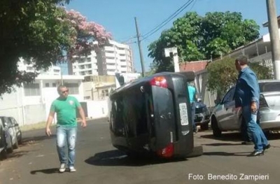 Carro tomba na zona leste