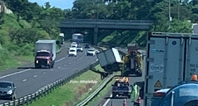 Acidente com caminhão complica tráfego de veículos no Contorno em Marília