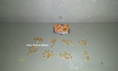 Sem dinheiro, rapaz vende drogas para sustentar vício. Acabou preso