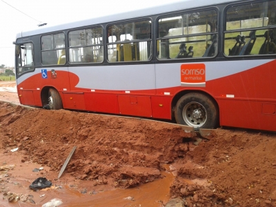 Ônibus derrapa em acesso com asfalto inacabado