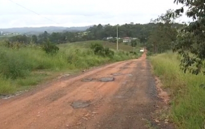 Recém-nascido é abandonado em estrada rural