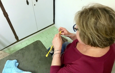 Professora de arte aposentada tece botinhas de lã para aquecer idosos dos asilos de Marília