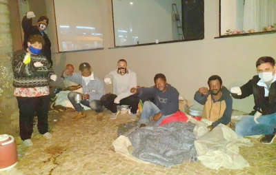 Voluntários de igreja distribuem marmitas à moradores de rua em Marília