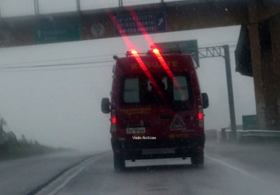 Mulher fica ferida após ser arrastada por enxurrada