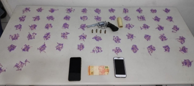 Jovem é preso com revólver, celulares e 563 pinos de crack na zona sul