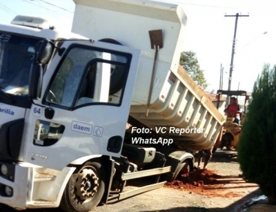 Caminhão do DAEM afunda no próprio buraco