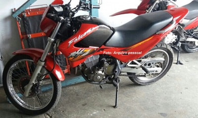 Moça sofre acidente e ainda tem moto furtada