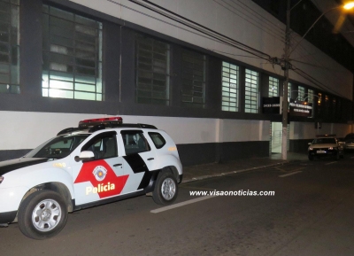 Casal tenta comprar carro com documento falso. Homem acaba preso