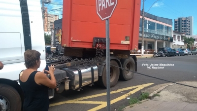 Carreta derruba fios no centro e provoca caos no trânsito