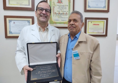 Paciente faz homenagem à equipe médica após atendimento no HBU