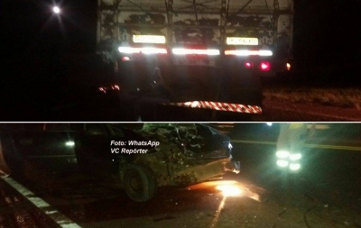 Homem morre atropelado. Carro bate em caminhão