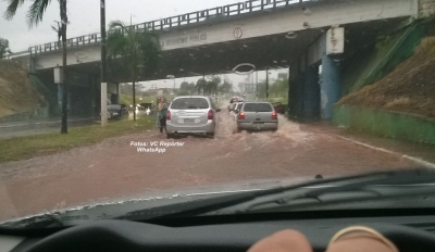 Temporal causa alagamentos na cidade e rodovia