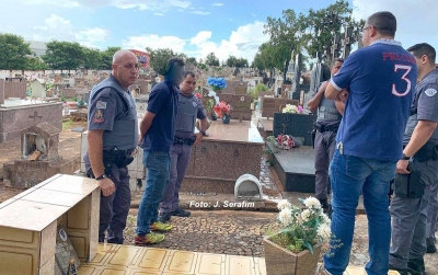 Morre mulher baleada na cabeça após discussão. Acusado foi preso no cemitério