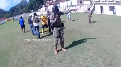 Polícia entra em campo para prender jogador acusado de ser traficante