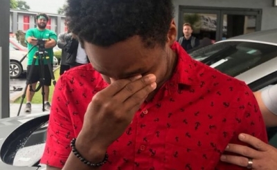 Jovem anda 30 quilômetros a pé para chegar ao trabalho e ganha carro do patrão