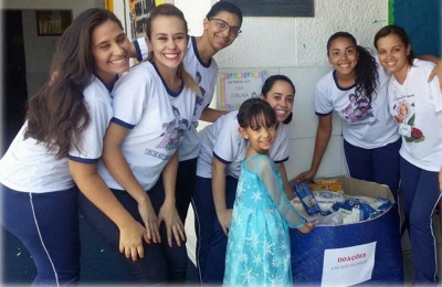 Menina troca presentes de aniversário por doações a idosos
