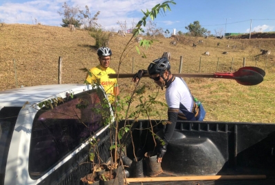Prefeitura e ambientalistas plantam árvores na represa Cascata