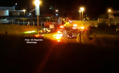 Furto de carro termina em perseguição e capotamento na SP-294