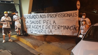 Torcida Jovem Camisa 12 presta homenagem aos profissionais das saúde