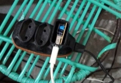 Mulher morre ao sofrer choque elétrico após colocar celular para carregar