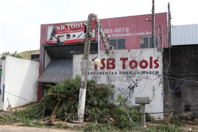 Vendaval deixa 35 mil pessoas sem energia e compromete os serviços de telecomunicações