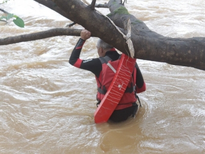 Pai joga filha de 6 anos em rio para se vingar da ex-mulher