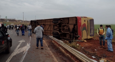 Ônibus com 41 trabalhadores tomba e mata uma pessoa em rodovia da região