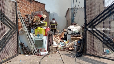 Incêndio atinge duas casas na zona oeste de Marília e mobiliza Bombeiros