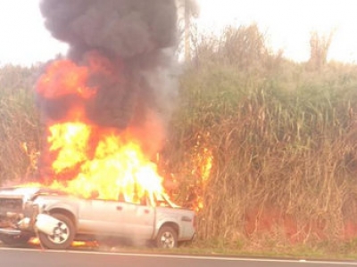 Caminhonete pega fogo em rodovia
