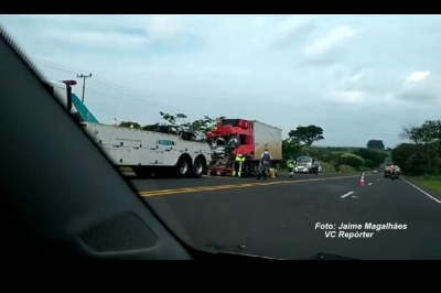 Colisão traseira entre caminhões deixa motorista ferido